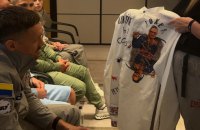 Усику подарували унікальну вишиванку перед боєм проти Дюбуа