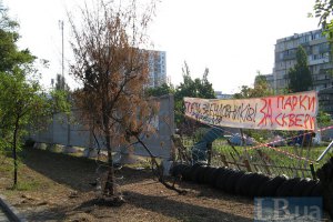 Защитники сквера на Березняках просят власть запретить строительство супермаркета