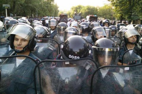 Полиция призвала митингующих в Ереване разойтись и пригрозила разгоном