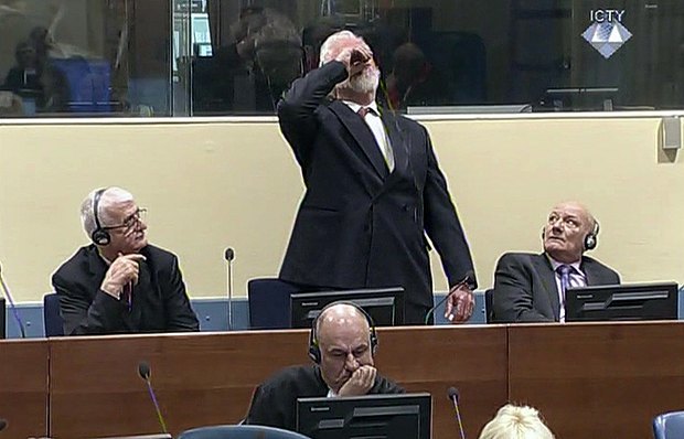 Слободан Пральяк выпивает яд во время зачытивания приговора 