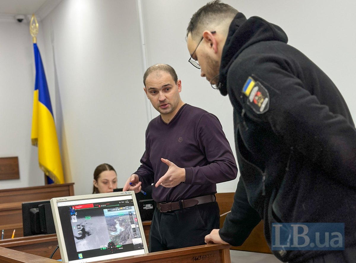 Прокурор і свідок під час засідання суду.