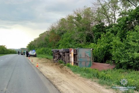 Вантажівка з понад 20 тоннами гречки перекинулася в Луганській області