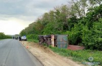 Грузовик с более 20 тоннами гречки перевернулся в Луганской области