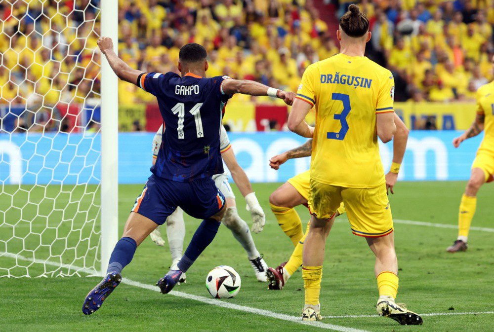 Коді Гакпо з Нідерландів передає м’яч Доньєллу Малену з Нідерландів під час матчу 1/8 фіналу Євро-2024 між командами Румунії та Нідерландів у Мюнхені, Німеччина.