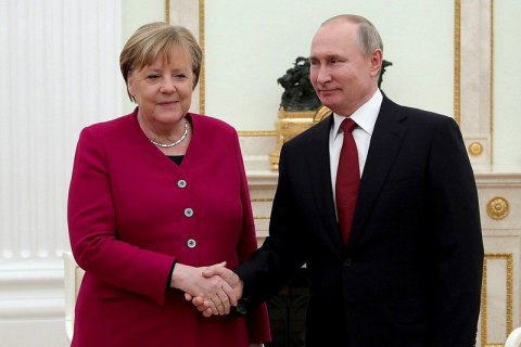 Путин попросил Меркель "повлиять" на украинскую власть 