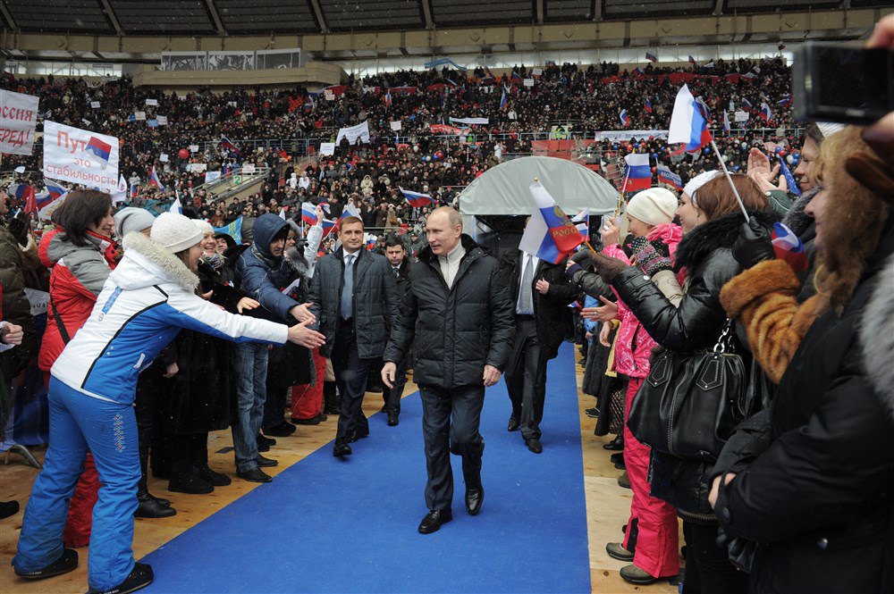 Російський прем'єр і кандидат у президенти Путін прибуває на передвиборчий мітинг на стадіоні Лужники, Москва, 23 лютого 2012 р.