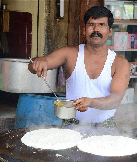 Уличная харчевня. Пекарь готовит лепешки «парата» (Kerala)