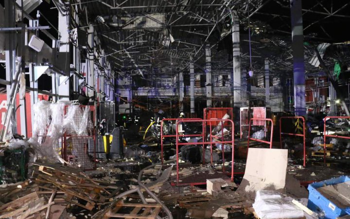 Рятувальники показали наслідки ракетного удару по терміналу "Нової пошти" на Харківщині