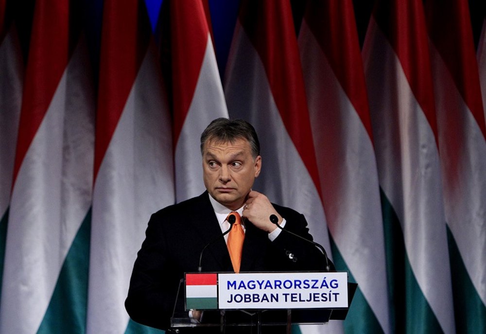 Прем'єр-міністр Угорщини Віктор Орбан під час передвиборчої кампанії, напис-гасло «MAGYARORSZÁG JOBBAN TELJESÍT» перекладають як
«Угорщина працює краще» і використовували, щоб підкреслити економічні успіхи команди.