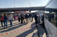 В Киеве полицейские задержали двух пьяных пассажиров маршрутки с ножом и пистолетами