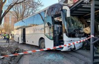 В Одессе рейсовый автобус задел несколько машин и врезался в салон Harley-Davidson
