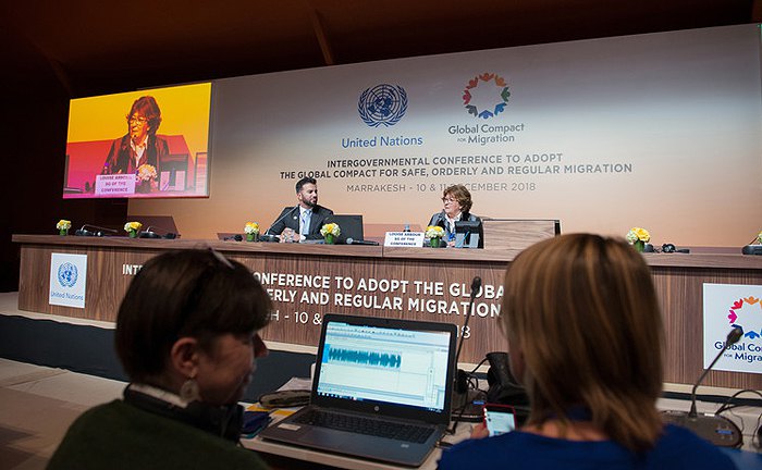 Специальный представитель генсека ООН по международной миграции Луиза Арбур ( справа) выступает на
пресс-конференции перед Конференцией ООН по миграции в Марракеше, Марокко, 9 декабря 2018.