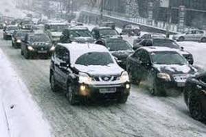 В снежные заторы в Украине попала тысяча автомобилей