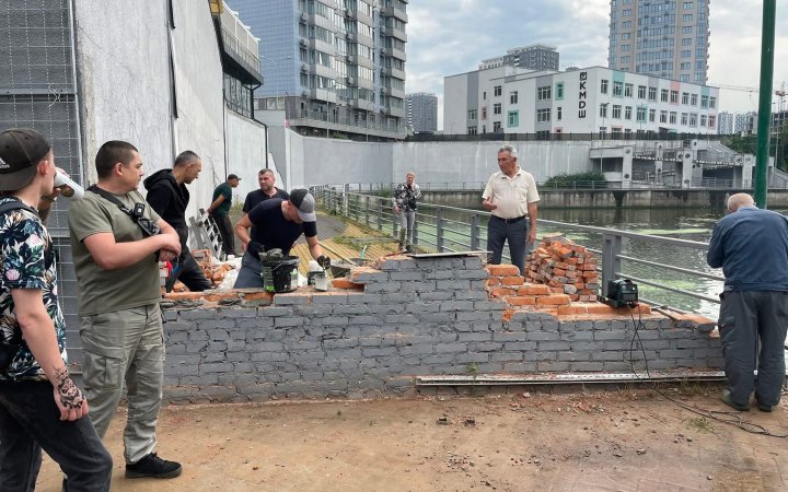 На набережній Дніпра у Дарницькому районі Києва забудовник відновив стіну, яку зранку зруйнували