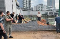 На набережній Дніпра у Дарницькому районі Києва забудовник відновив стіну, яку зранку зруйнували