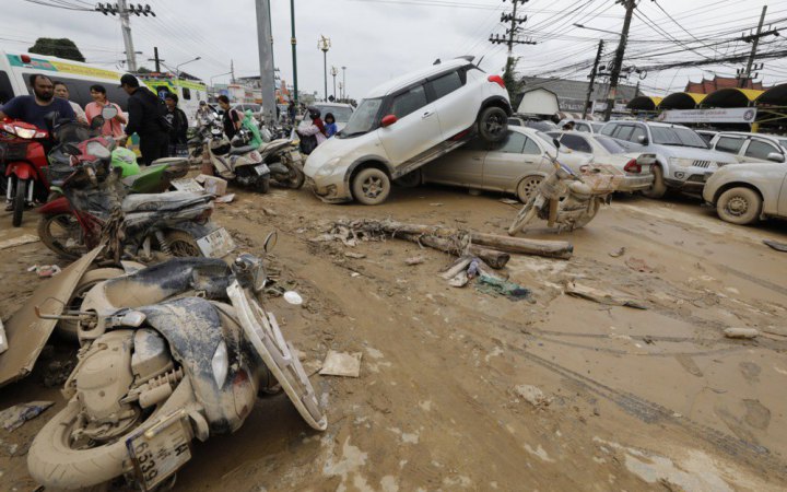 Кількість загиблих від повеней в Індонезії та Таїланді перевищила 350 людей