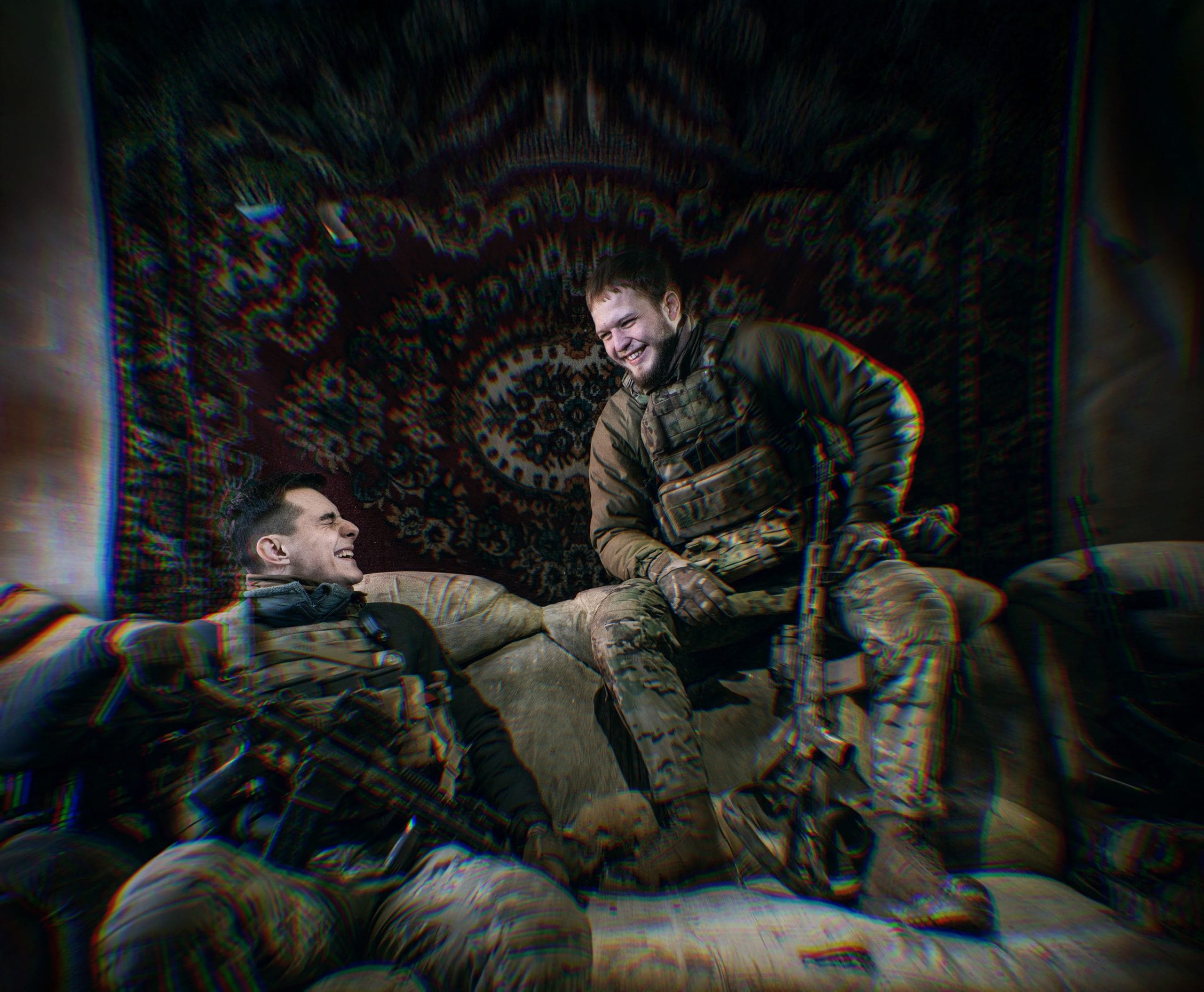 Двоє озброєних бійців посміхаються один одному 