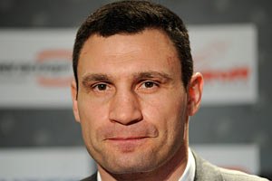 Виталий Кличко считает равными шансы на победу в бою с Чисорой