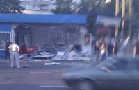В Сумах автомобиль врезался в остановку: 100 горожан не отпускают виновника ДТП