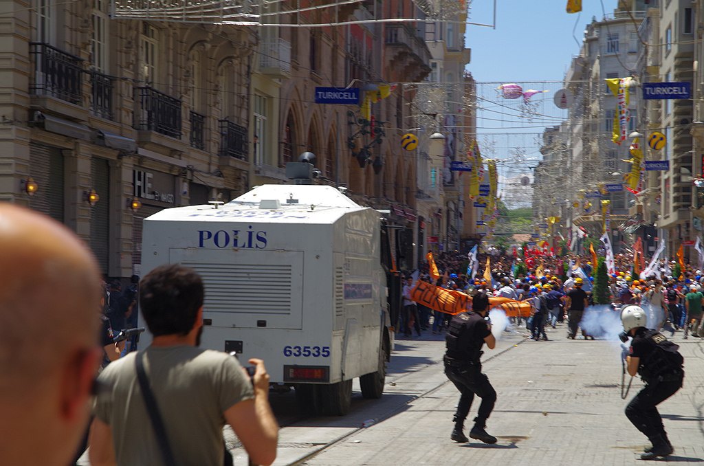 Поліція застосовує сльозогінний газ проти демонстрантів на площі Таксім, біля парку Гезі, Стамбул, 1 червня 2013