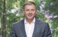 Bihus: компанія 90-річної матері нардепа Молотка з чималою націнкою продавала фортифікаційні товари для Сумщини