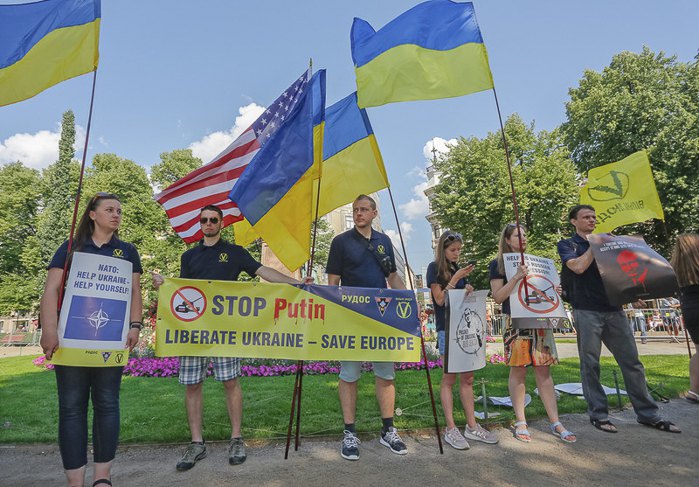 Мітинг на підтримку України перед зустріччю Дональда Трампа і Владіміра Путіна у Гельсінкі.