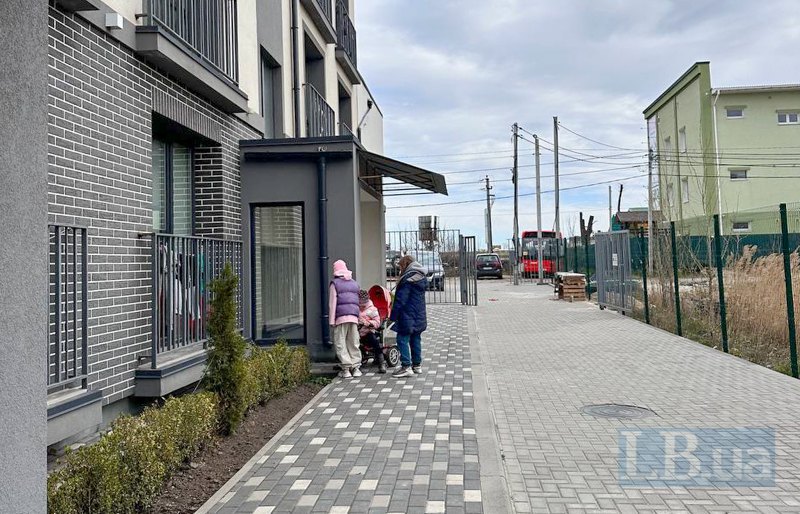 Віолета (праворуч) з новими друзями в модульному містечку. 