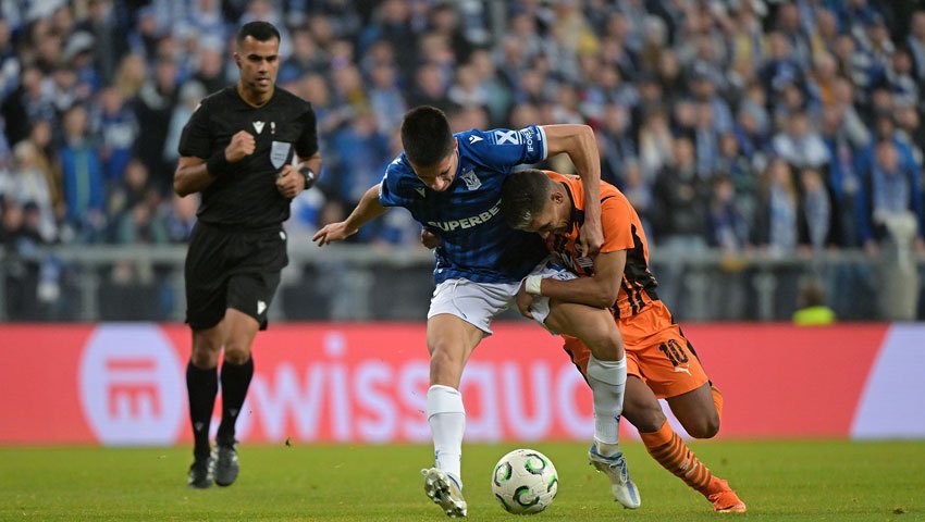 Педріньйо бореться за м'яч