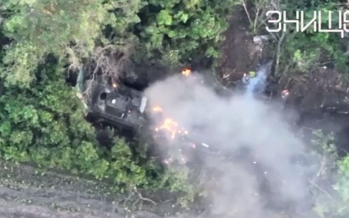 Українські бійці за допомогою дрона знищили російську техніку