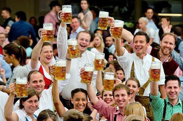 Октоберфест -один із найпопулярніших щорічних фестивалів у Німеччині