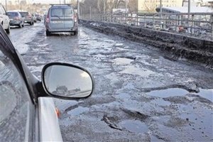 На "Укравтодор" подали коллективный иск из-за ям на дорогах