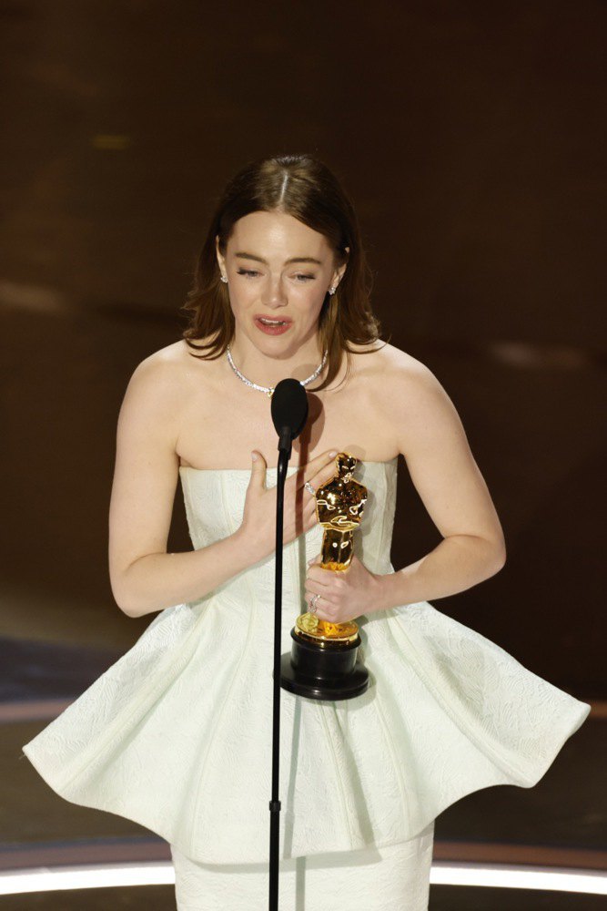 Емма Стоун (головна жіноча роль) виступає під час церемонії вручення премії «Оскар» у Лос-Анджелесі, 10 березня 2024 року.