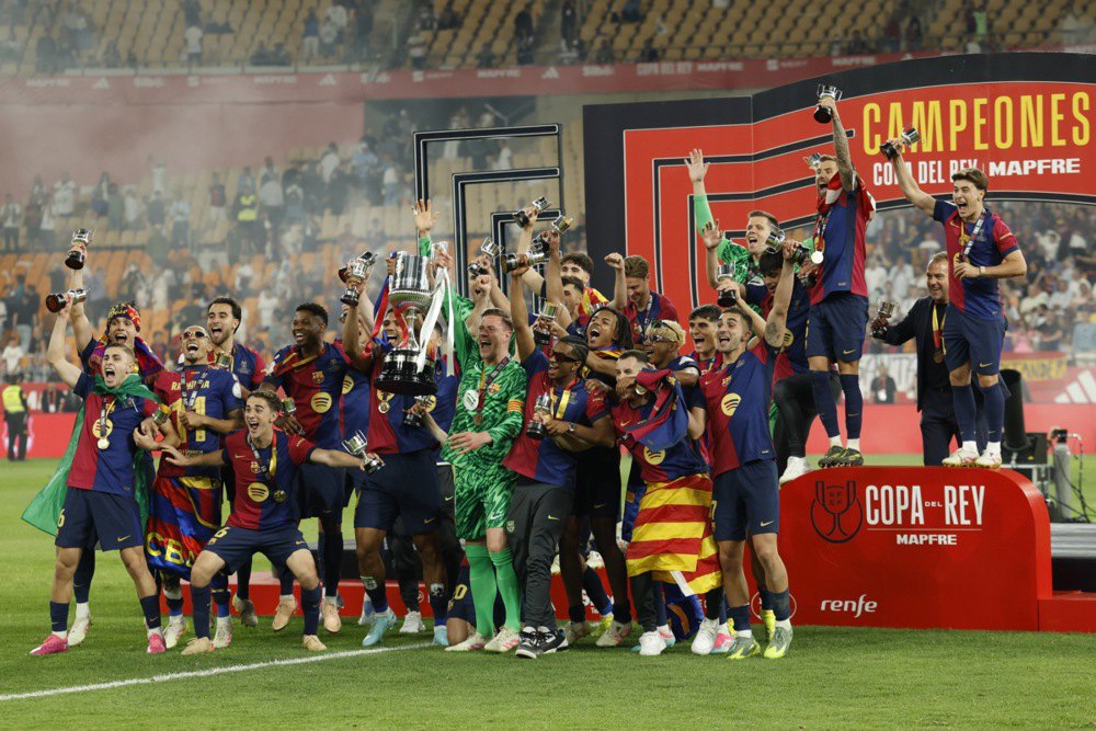 &quot;Барселона&quot; святкує перемогу у фіналі Кубка Іспанії з футболу