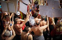 Мужчины вместе с Femen разделись против дебилизма чиновников