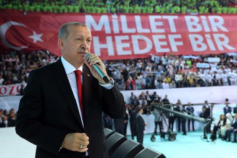 Президент Турции переизбран главой правящей партии 