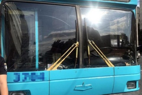 У київському тролейбусі чоловік поранив з пістолета двох пасажирів (оновлено)
