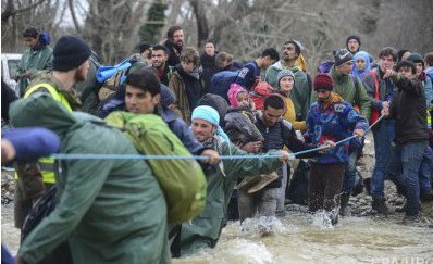 Сотні мігрантів прорвалися з Греції в Македонію, перейшовши річку вбрід