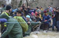 Сотни мигрантов прорвались из Греции в Македонию, перейдя реку вброд
