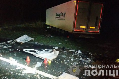 ​Три человека погибли при столкновении микроавтобуса с тягачом на автодороге Львов - Шегини 