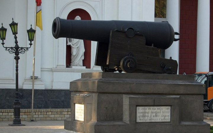 В Одесі з пам’ятника-гармати з фрегата "Тигр" прибрали табличку "Слава російській зброї" 