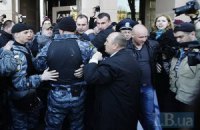 МВД: пострадавшая на митинге под офисом Ахметова упала сама