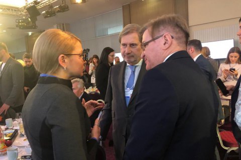Тимошенко зустрілася в Давосі з комісаром ЄС