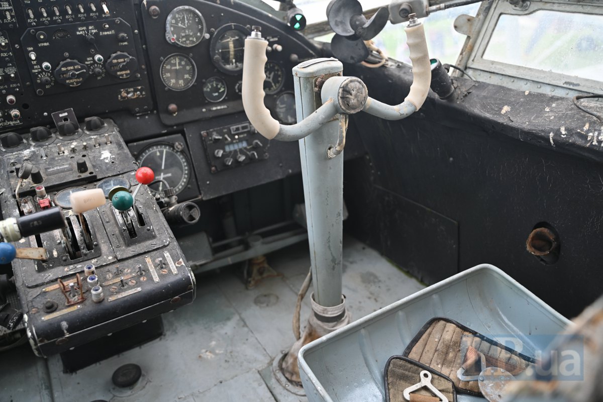 Всередині АН-6