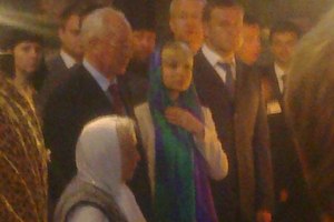 Азаров і намісник Лаври перервали Службу Божу в храмі заради агітації
