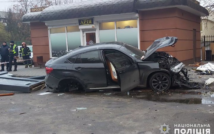 У Хмельницькому нетверезий водій "BMW" в'їхав у зупинку. Троє жінок загинули