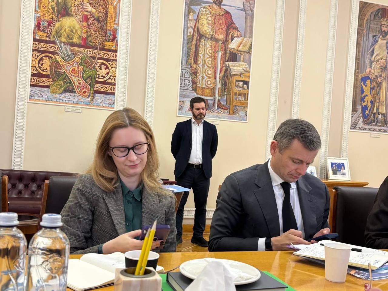 Роксолана Підласа та Сергій Марченко під час консультацій щодо бюджету