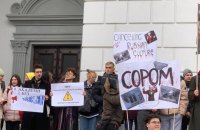 Активісти провели акцію під столичною консерваторією із закликом прибрати з назви ім’я Чайковського