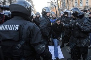 Задержанных во время митинга активистов пять часов держат в милиции