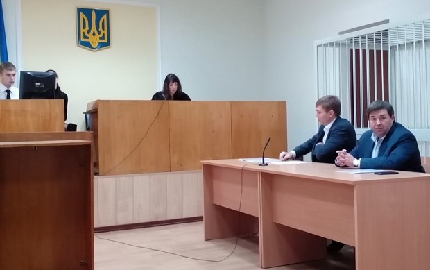 Дмитрий Карп(крайний справа) в зале суда