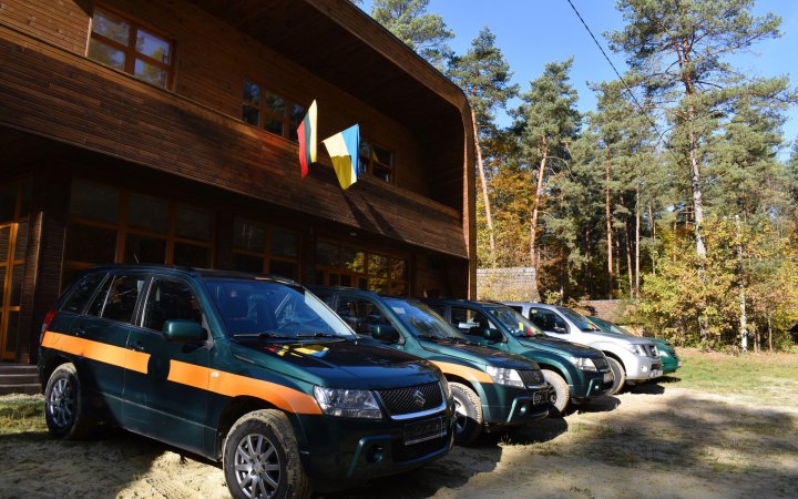 Литва передала шість позашляховиків для українських природних парків